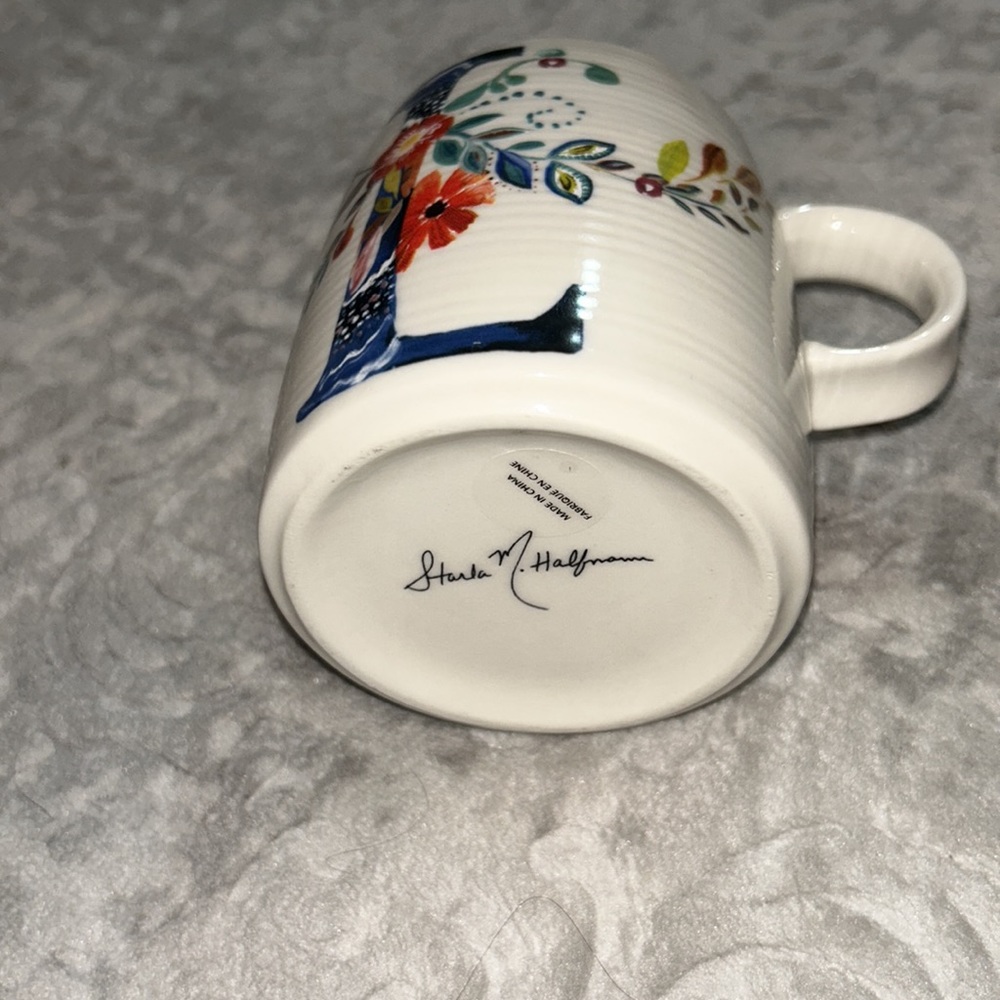 Beautiful L designed Mug - Picture 7 of 8